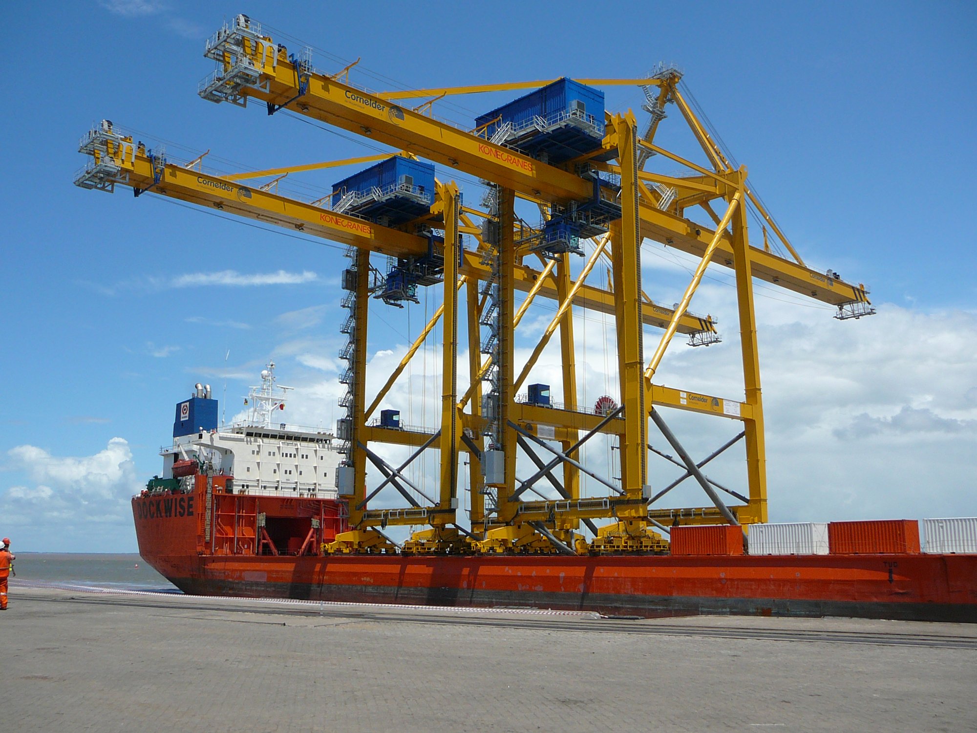 Konecranes delivers two ship-to-shore cranes to Mozambique | Konecranes.com