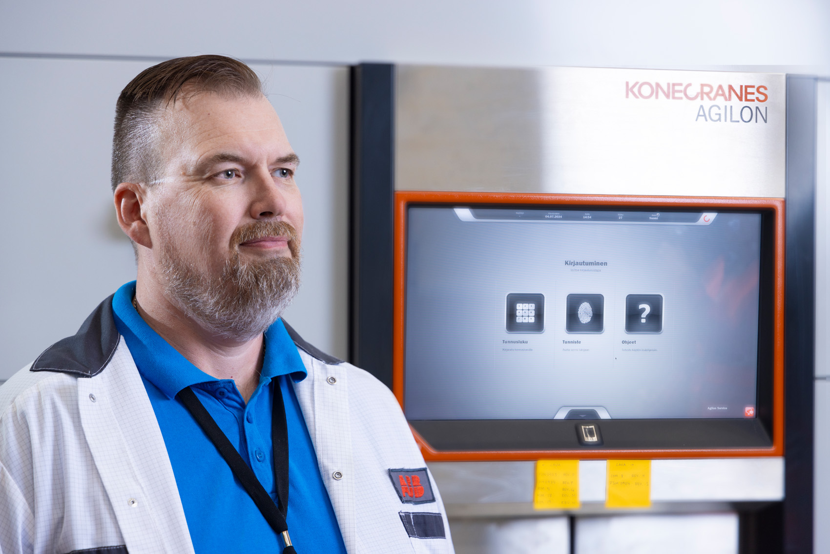 Sami Vesavuori stands in front of the ABB Agilon user access point, highlighting the increased efficiency, optimization, and seamless integration of Agilon with existing systems like SAP. He emphasizes the time savings, improved accuracy, and flexible solutions provided by Agilon, which enhance the user experience. Vesavuori notes Agilon's support for growth, continuous development, and the reduction in errors in picking and assembly processes.