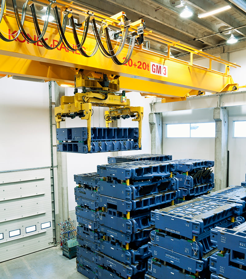 Konecranes die gripper crane in facility