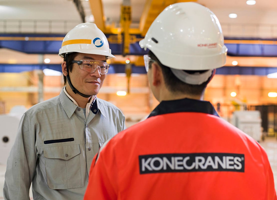 Konecranes Service Story Konecranes   Konecranes Technician Consults With Customer 