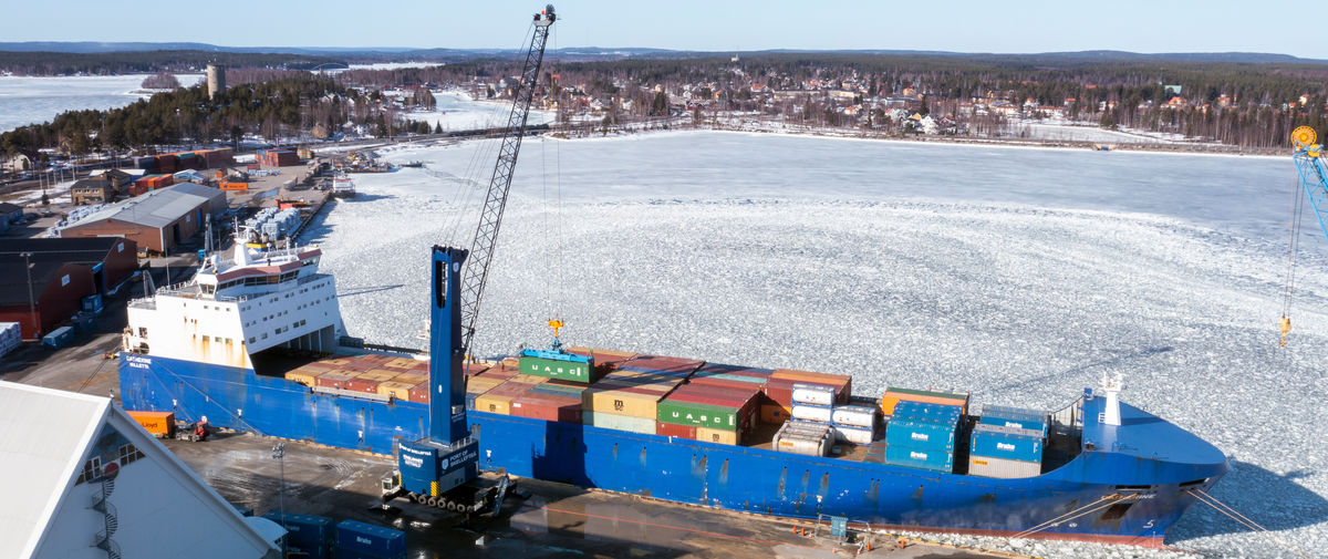 The all-electric Konecranes Gottwald Mobile Harbor Crane with battery drive handles containers in the Port of Skellefteå to support the new battery plant.